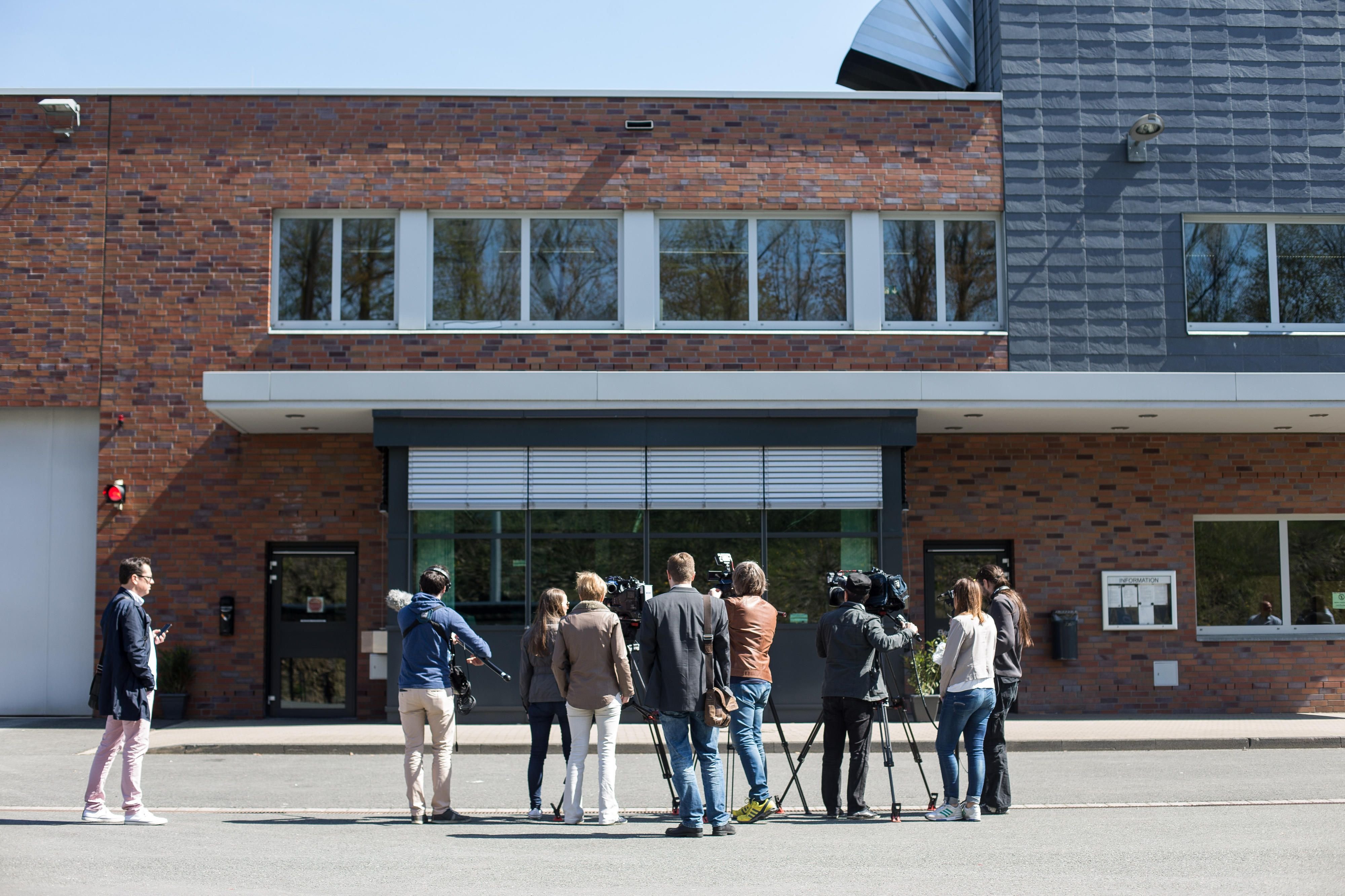Journalisten vor der JVA Wuppertal-Ronsdorf