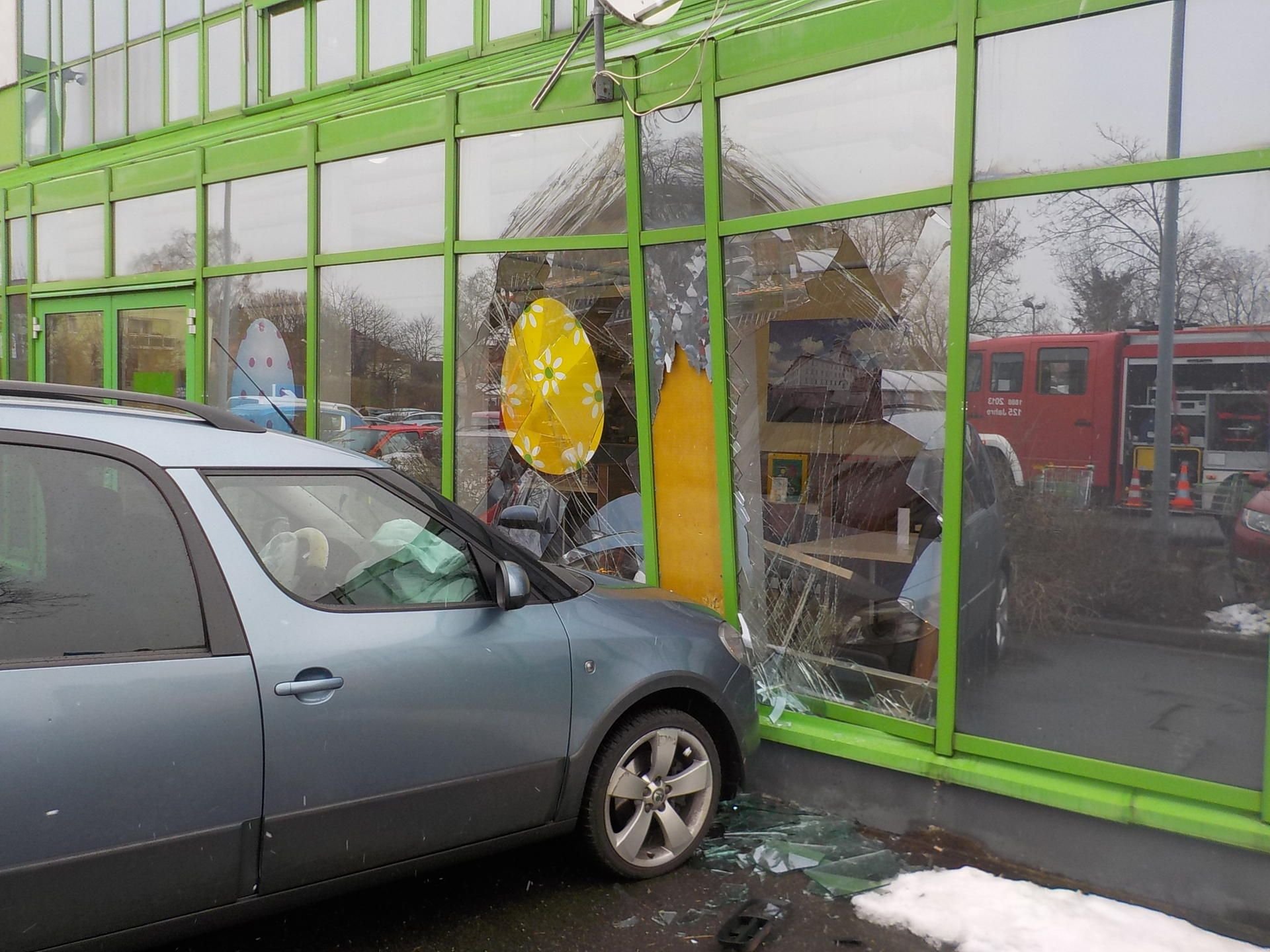Auto fährt in ein Supermarkt-Bistro