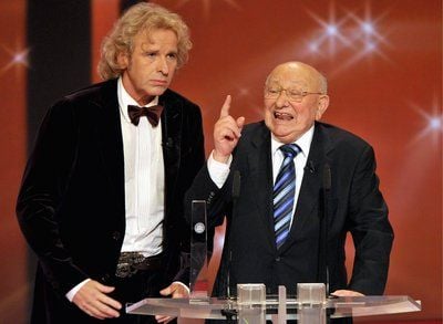 Literaturkritiker Marcel Reich-Ranicki und Moderator Thomas Gottschalk stehen in Köln bei der Verleihung des Fernsehpreises auf der Bühne. (Foto: ddp)