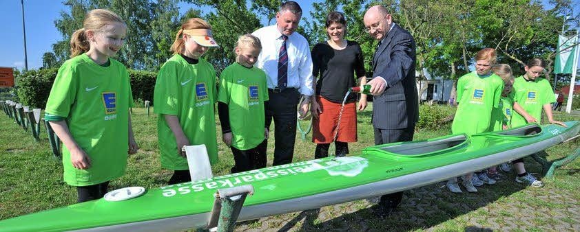 Markus Klatte (r.) von der Kreissparkasse tauft das neue Boot.