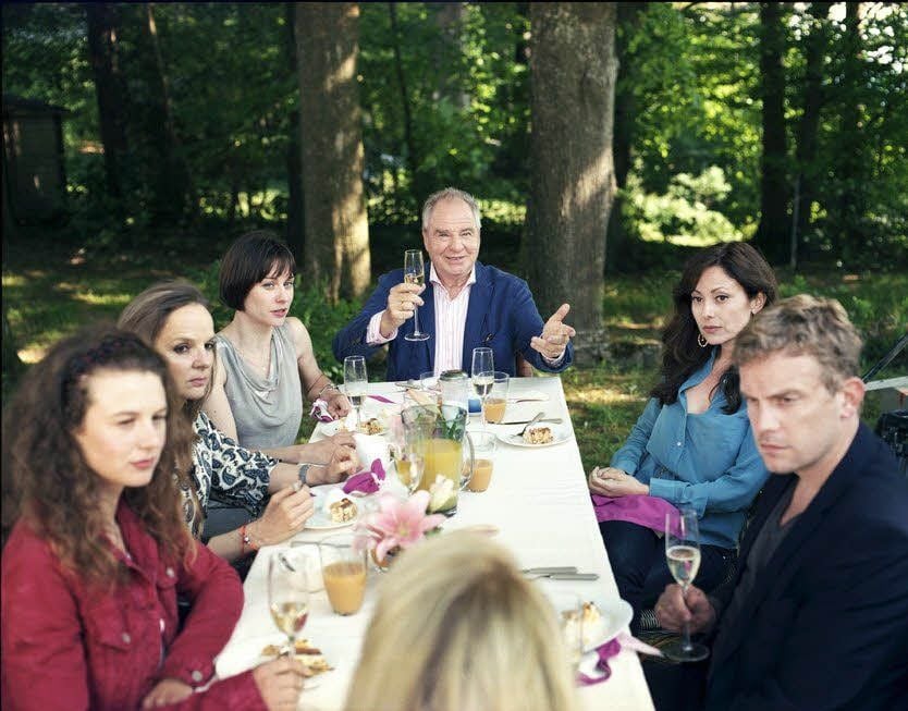 Die Sonntags, von links: Moni (Anna Maria Sturm), Sylvie (Sissy Höferer), Karo (Christiane Paul), Franz (Friedrich von Thun), Lorena (Carolina Vera), Robert (Sebastian Bezzel) und Bärbel (Gisela Schneeberger)