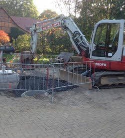 An dieser Stelle der Promenade in Wippra sorgt ein Pumpwerk in der Straße für Ärger, der Schacht soll nun aber eine andere Abdeckung erhalten.