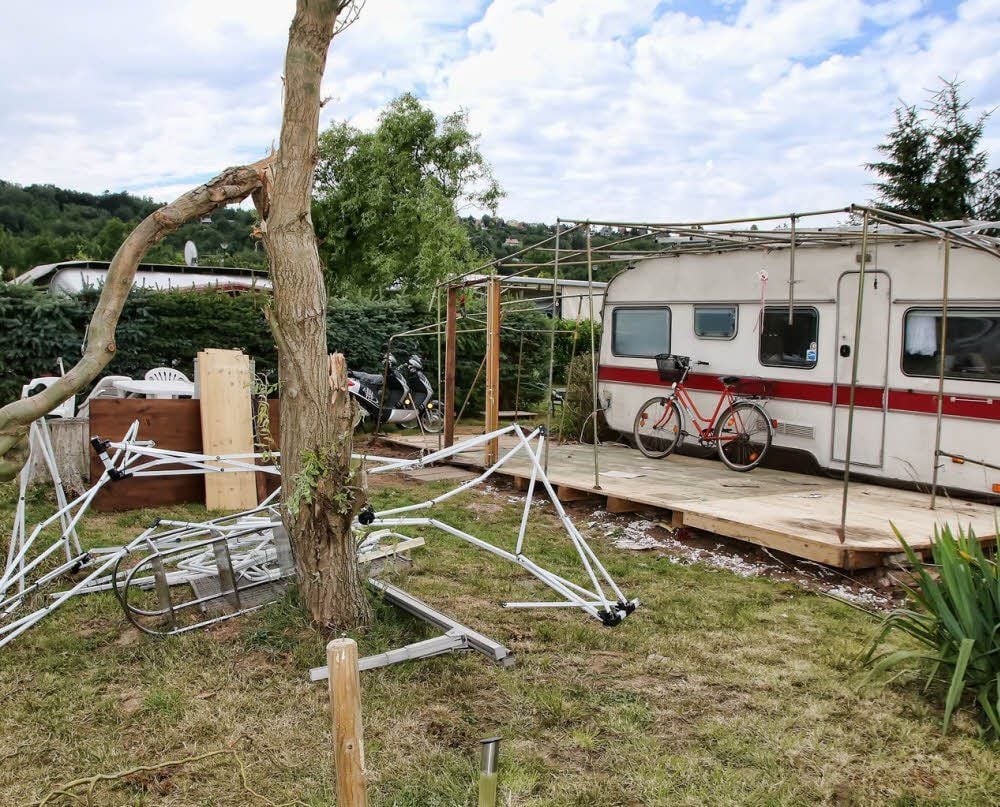 Stellenweise sieht man auf dem Campingplatz noch, was das Unwetter angerichtet hat.
