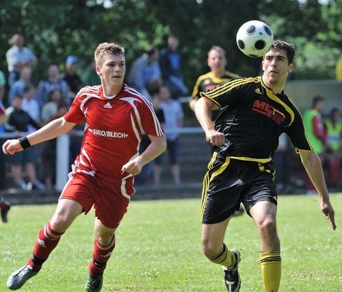 Duell um den Ball im Finale des Krombacher-Kreispokals im Rodlebener Harbig-Stadion. Roßlaus Peter Handrich (rechts) sah in der Verlängerung die gelb-rote Karte. (FOTO: SEBASTIAN)