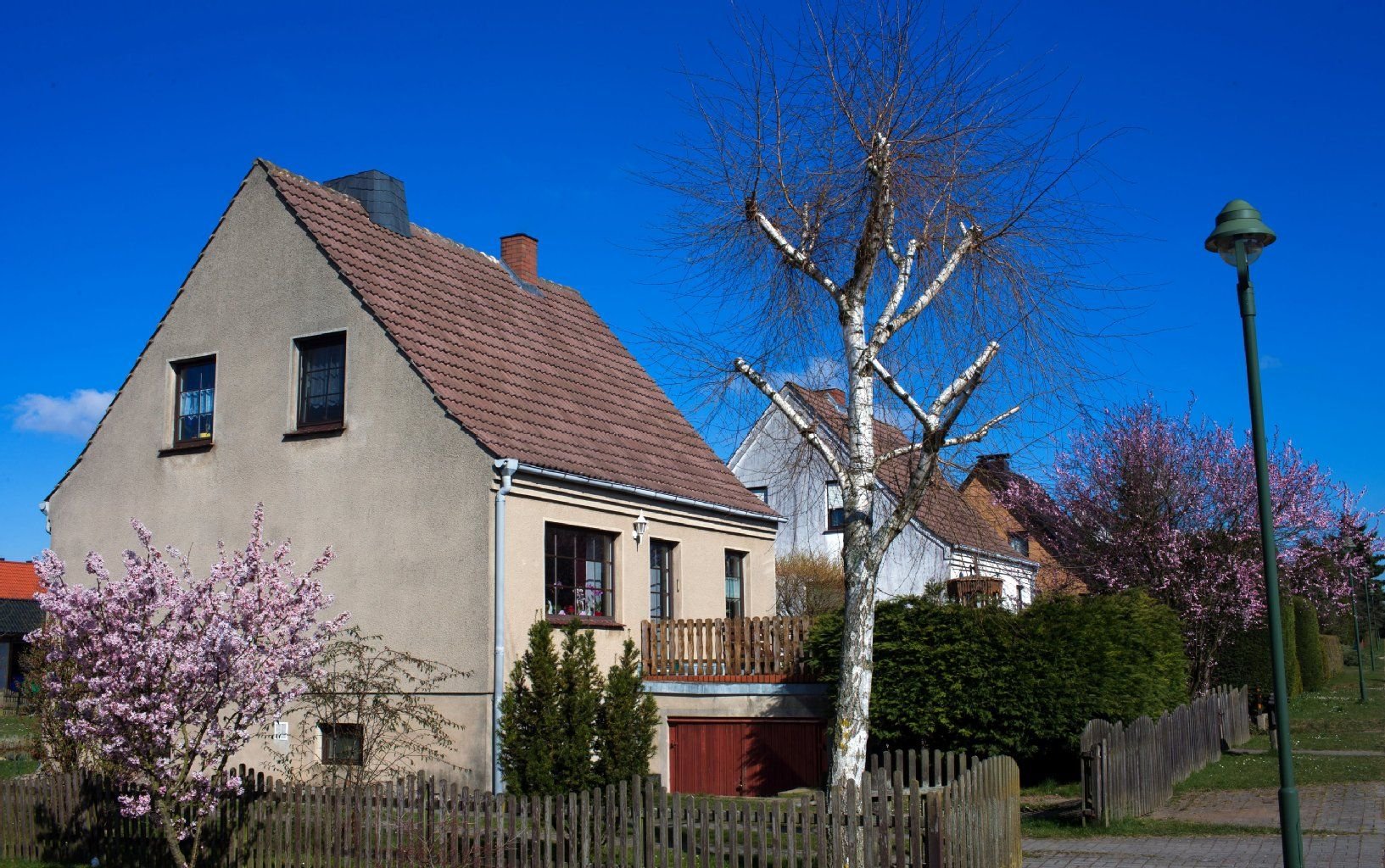 Modernisierte DDR-Einfamilien-Typenhäuser EW 58 sind am 27.03.2014 in Leezen (Mecklenburg-Vorpommern) in einer Eigenheimsiedlung zu sehen.