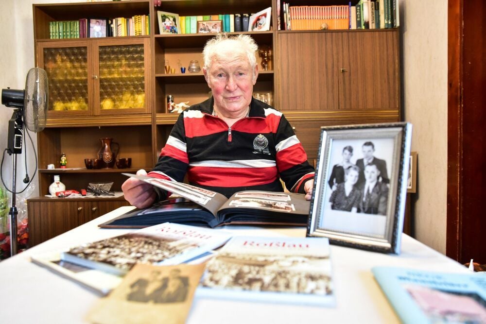 Eberhard Schmidt hat viele Unterlagen über drei Generationen der Familie gesammelt.