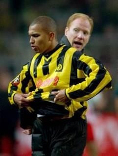 Das Archivbild zeigt Marcio Amoroso und seinen Trainer Matthias Sammer. Amoroso rechnet jetzt mit dem BVB-Trainer ab und will den Verein verlassen. (Foto: dpa)