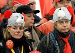 Schluss mit Lustig: Mit ernster Miene verfolgen Mitarbeiter des Nürnberger AEG-Hausgerätewerks am Dienstag (28. Februar 2006) in Nürnberg die Verkündung der Ergebnisse der Verhandlungen über einen Sozialtarifvertrag. (Foto: dpa)