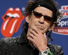 Rolling-Stones-Gitarrist Keith Richards (62) hat sich beim Sturz von einer Palme auf den Fidschi-Inseln am Kopf verletzt. (Foto: dpa)
