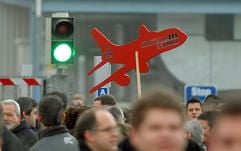 Beschäftigte des Airbus-Werkes im oberschwäbischen Laupheim protestieren am Freitag (02.02.2007) mit einem Holzmodell eines Airbus A380. (Foto: dpa)