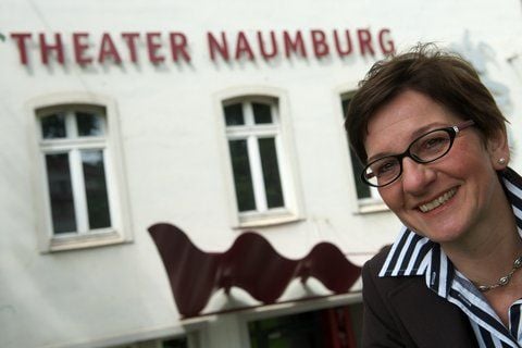 Die Intendantin des Theater Naumburg, Susanne Schulz (r.), vor ihrem Theater in Naumburg. (FOTO: DPA)