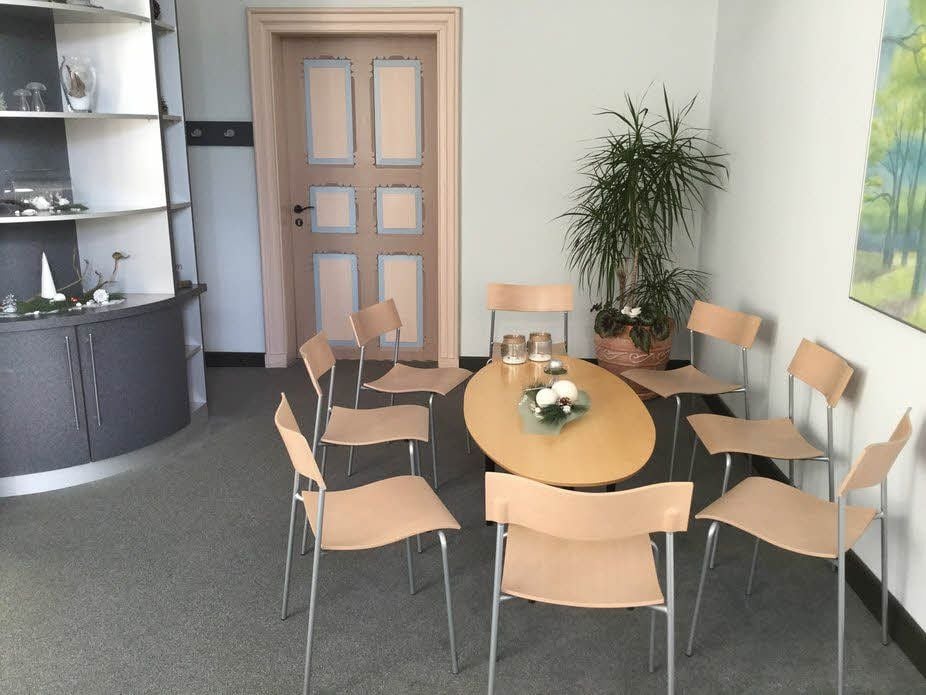 Der Wartebereich, bevor es weiter zum Trauzimmer geht. Die Standesbeamtinnen bemühen sich um eine geschmackvolle und je nach Jahreszeit wechselnde Dekoration. Vorbei sind die Zeiten des einheitlichen Familienstammbuches.