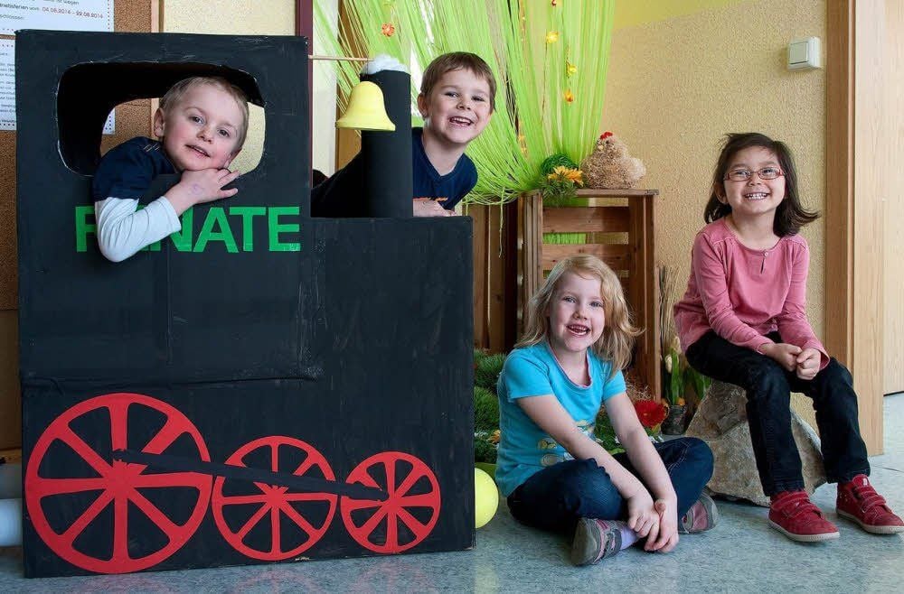 Darius, Jan, Leonie und Jasmine (v.l.) mit der selbstgebastelten Eisenbahn.