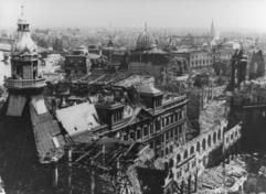 In der Nacht zum 14.02.1945 griffen amerikanische und britische Flugzeuge Dresden an (Archivfoto von 1945). Der Dresdner Schriftsteller und Büchnerpreisträger Durs Grünbein hat dem Untergang seiner Heimatstadt jetzt mit dem Buch «Porzellan» ein beeindruckendes Klagelieg gewidmet. (Foto: dpa)