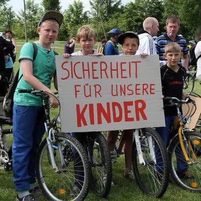 Mit Plakaten machten die Teilnehmer auf ihre Forderungen aufmerksam.