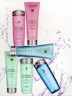 Lancôme weist den Weg zum passenden Produkt mit Farben - grüne Verpackung steht für fettige, blaue für normale und roséfarbene für trockene Haut. (Foto: dpa)