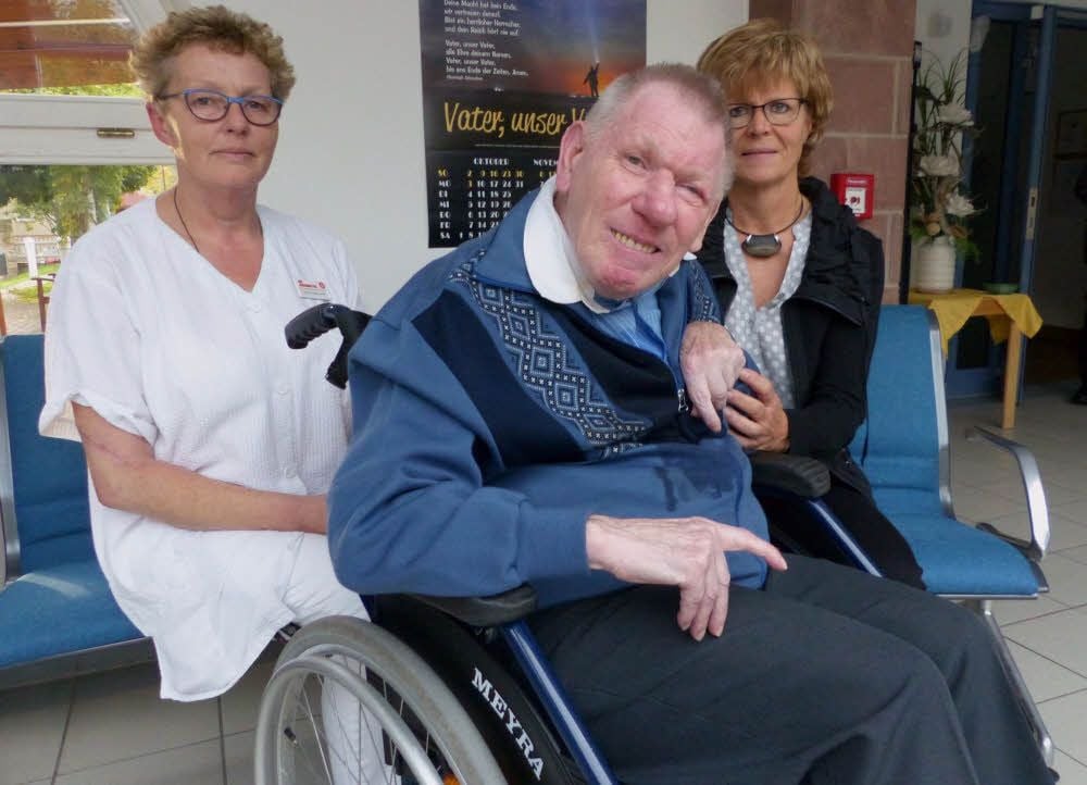 Karl-Heinz Liebetruth ist im Johanniterhaus der einzige Heimbewohner, der die Einweihung des Neubaus erlebt hat. Und er fühlt sich bei Schwester Christine (links) und Pflegedienstleiterin Ramona Schiffler sehr wohl.