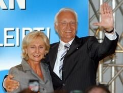 Wahlparty nach den bayerischen Landtagswahlen am 21. September 2003 im Münchner Maximilianeum. Wahlsieger Edmund Stoiber (CSU) winkt nach der ersten Hochrechnung seinen Anhängern zu, links seine Frau Karin. (Foto: dpa)