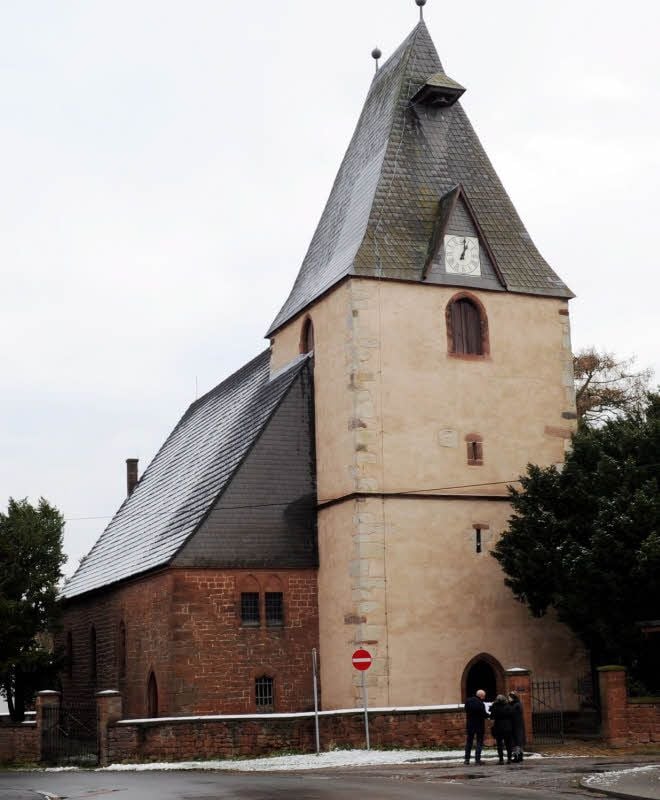 Der Kirchturm des Bornstedter Gotteshauses trägt jetzt einen leicht gefärbten Putz.