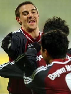 Fußball DFB-Pokal, FC Bayern München - 1. FC Köln am Dienstag im Münchner Olympia-stadion. Sebastian Deisler vom FC Bayern München jubelt über den 8:0-Treffer gegen den 1. FC Köln. Deisler hatte das Tor durch seinen Eckstoß vorbereitet. Die Bayern gewannen 8:0. (Foto: dpa)