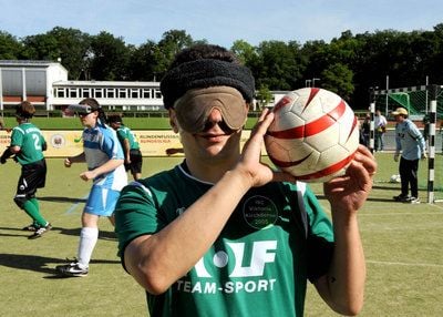 Der blinde Fußballer Hasan Caglikalp hält am Rande eines Spiels der Blindenfußball-Bundesliga in Stuttgart einen Fußball in den Händen. (FOTO: DPA)
