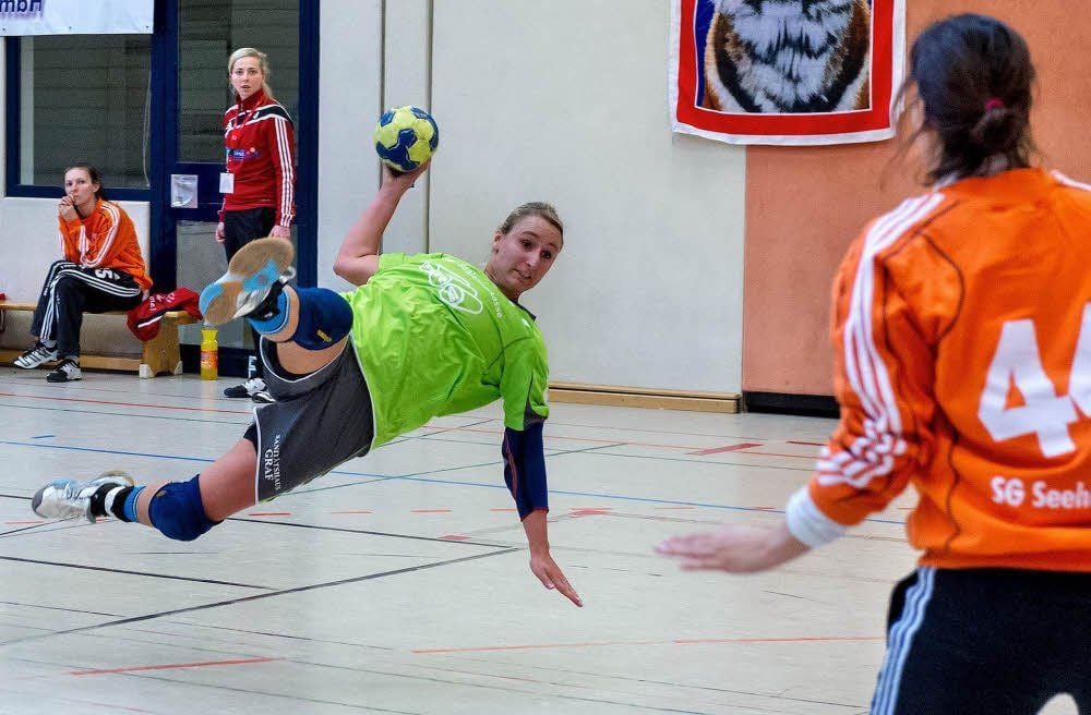 Die Schkopauerin Anja Habekuß erzielt in dieser Szene mit tollem Einsatz ein Tor für ihr Team gegen Tabellenführer SG Seehausen.