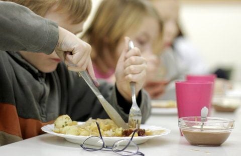 Kinder beim Mittagessen