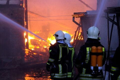 Mehrere Feuerwehren aus der ganzen Umgebung waren mit rund 70 Leuten im Einsatz, um die Flammen einzudämmen. (FOTO: LISKER)