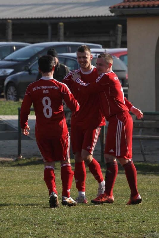 Ruslan Ivanchenko (Mitte) und Maik Grottel (r.) jubeln.