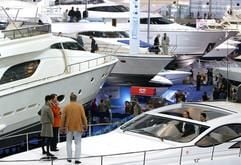 Die millionenschweren Mega-Yachten erfreuen sich auf der weltgrößten Wassersportmesse "boot" in Düsseldorf hohen Interesses (Archivfoto vom 19.01.2004). Der Countdown für die weltweit größte Wassersport- und Freizeitmesse boot 2005 läuft: Mit ihrem Angebot vom Angelhaken über das Rucksack-Schlauchboot bis zur millionenschweren 30-Meter-Luxusyacht für gutbetuchte Freizeitkapitäne präsentiert sich die 36. «boot» (15.-23. Januar) in 18 Messehallen als ein Muss für Wasserratten aus aller Welt. Auf 230 000 Quadratmetern Ausstellungsfläche lassen 1850 Boote und Yachten vieler Größen- undPreisklassen die Herzen von Seh- und Seeleuten höher schlagen. (Foto: dpa)