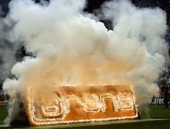 Arena in Flammen (Foto: ddp)