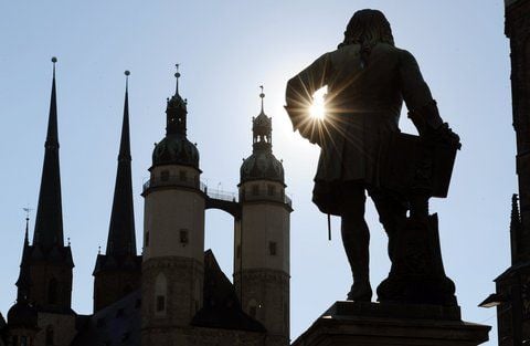 Händel-Denkmal in Halle. Das Stadtzentrum in Halle mit der Marktkirche und dem Händeldenkmal. (FOTO: DPA)