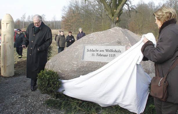 Wild und Christel von Stromberg enthüllen den Stein.