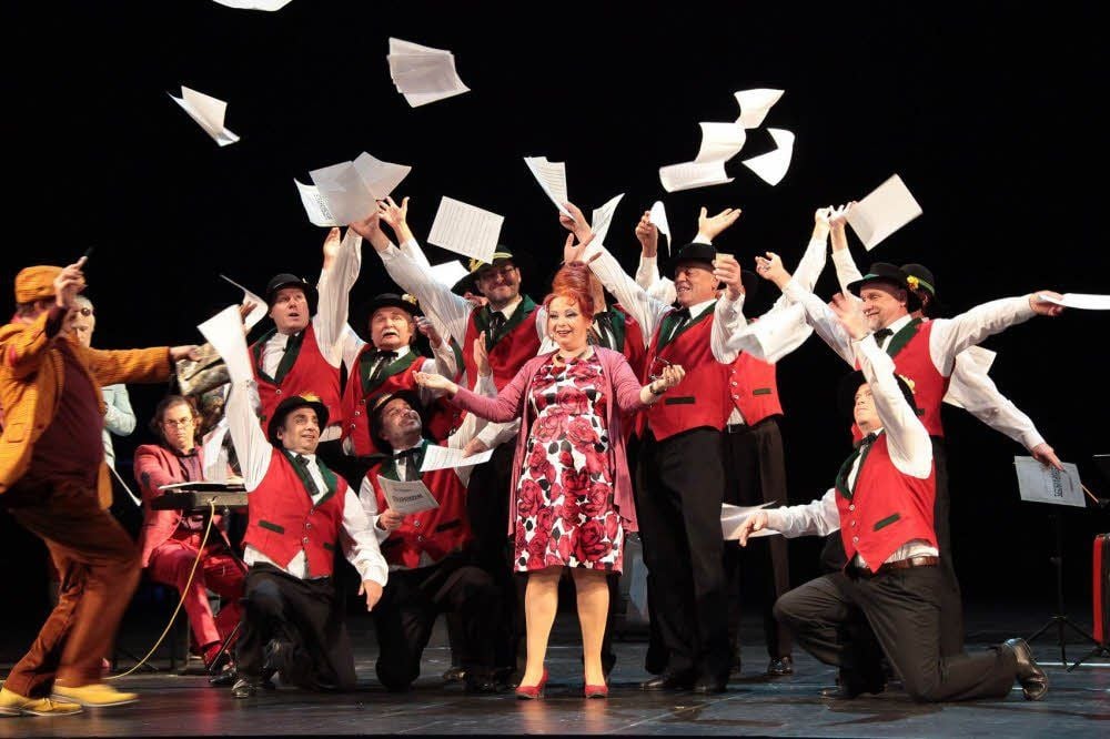Von links: André Eckert (Procolo, der Ehemann), Silvio Wiesner (Pipetto, Countertenor), Adam Fenger (Biscroma Strapaviscere, Maestro), Angelina Ruzzafante (Daria, Primadonna) und die Herren des Opernchores