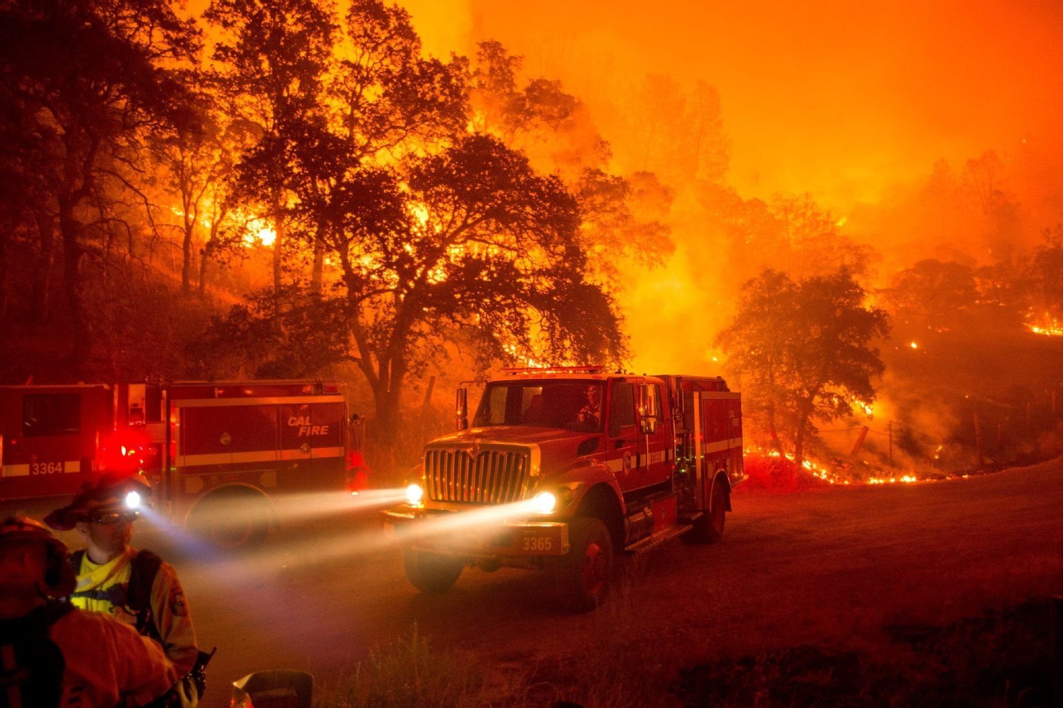 Selbst ein Feuerwehrtruck muss vor den Flammen fliehen.