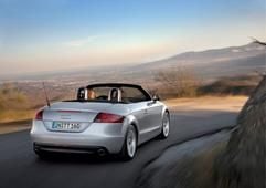 Ein Audi TT Roadster 3.2 quattro. Dem einst puristischen Sportwagen der 90er Jahre verlieh Audi-Chefdesigner Walter de Silva einen Hauch von Eleganz. Das Cabrio mit seinem Textildach ist geöffnet wie geschlossen ein Hingucker undauch angesichts seiner Fahrleistungen und seines Fahrverhaltens einen längeren Blick wert. (Foto: ddp)