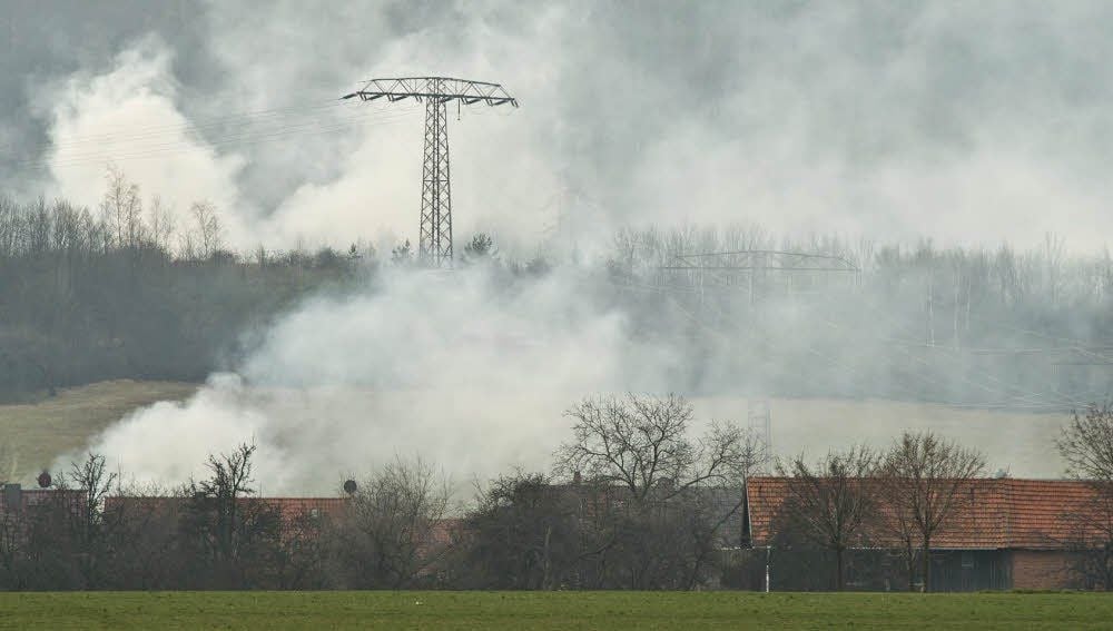Weit sichtbar sind die Rauchschwaden der Gartenfeuer im Landkreis Harz.