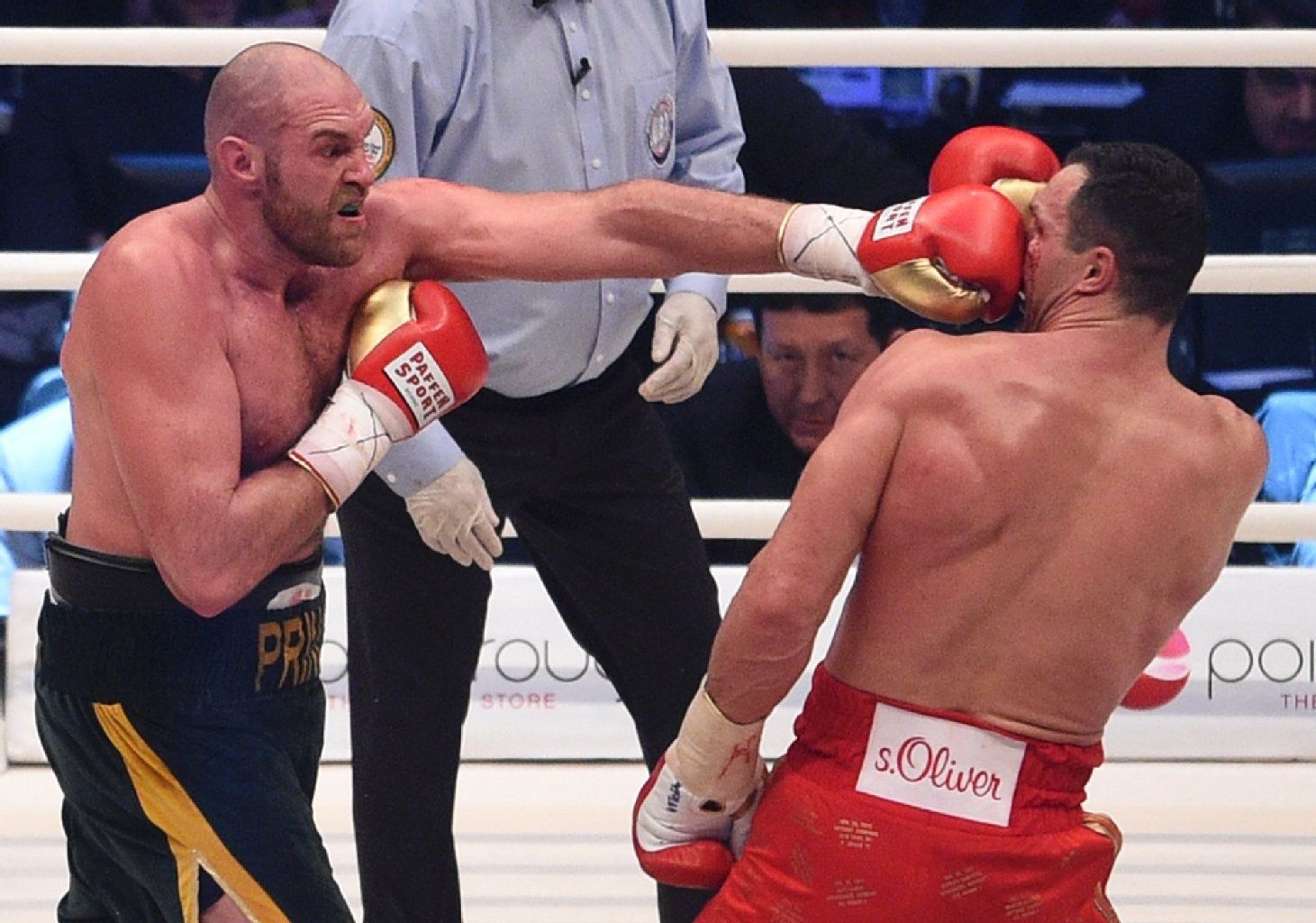 Harter Treffer: Tyson erwischt Klitschko mit einer linken Geraden.