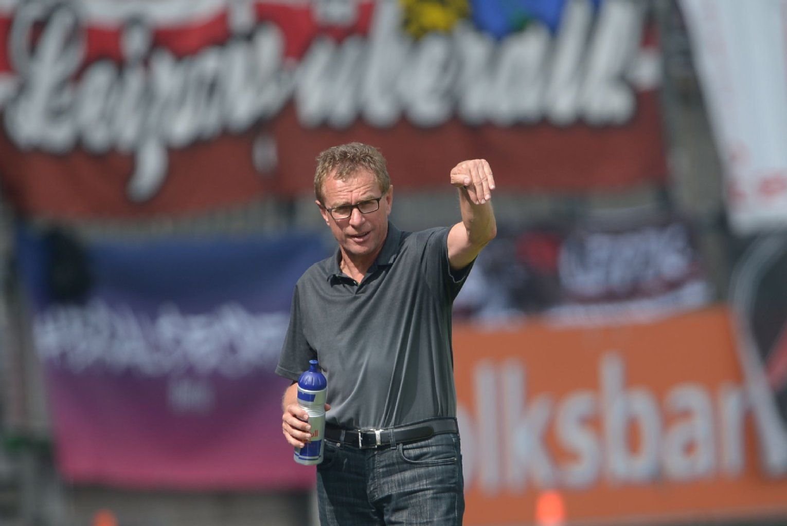 Leipzigs Trainer Ralf Rangnick gestikuliert am Spielfeldrand.