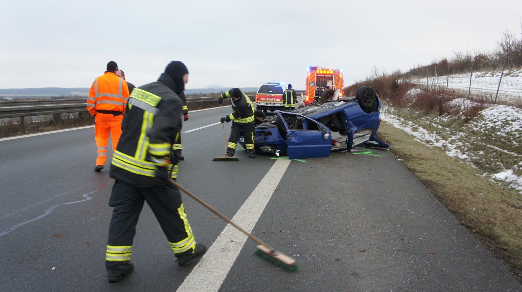 Die Polizei bei den Aufräumarbeiten nach dem schweren Unfall bei Wernigerode.