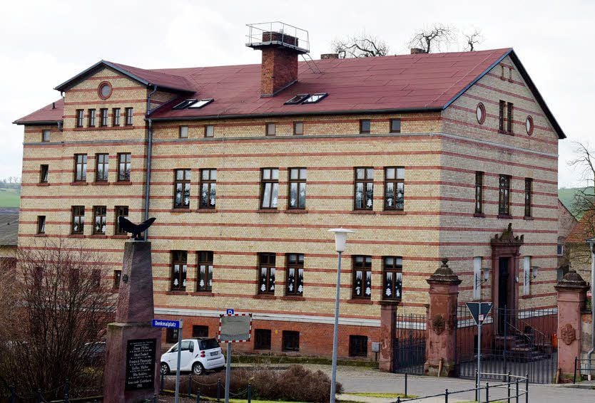 Wie wird das Dach der Grundschule Erdeborn künftig eingedeckt?