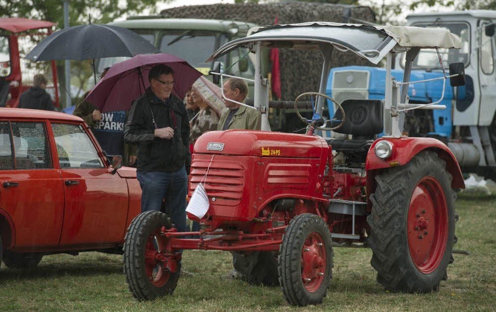 Nach der Ausfahrt am Sonnabend ging es beim zünftigen Frühschoppen am Sonntag eher gemütlich zu. Interessierte nutzten die Möglichkeit, sich die Traktoren und Oldtimer anzusehen.