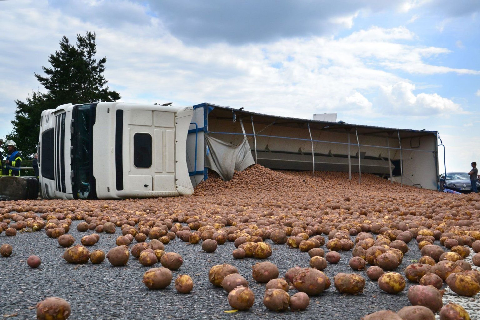 Kartoffeln liegen am 28. Juni bei Kronau auf einer Fahrbahn der Autobahn A5 Karlsruhe Richtung Frankfurt, nachdem ein Lkw nach der Kollision mit einem Wohnmobil und einem weiteren Lastwagen umgestürzt ist.