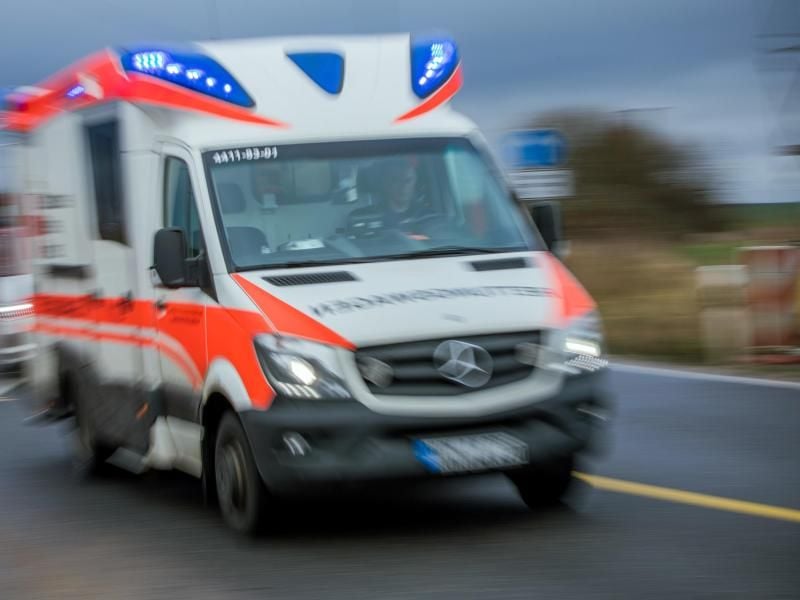 Ein Rettungswagen mit Blaulicht fährt über eine Straße. Foto: Jens Büttner/Archiv