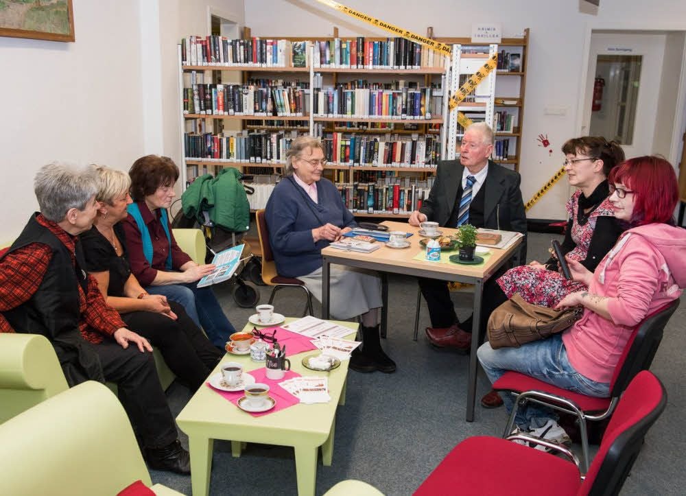 Artur Krumbholz und Ursula von Behr (3.u.4.v.r.) von der Schreibgruppe „Poesie bei Kaffee und Tee“ tragen zum Internationalen Frauentag in der Bibliothek Naumburg ihre Gedichte vor.