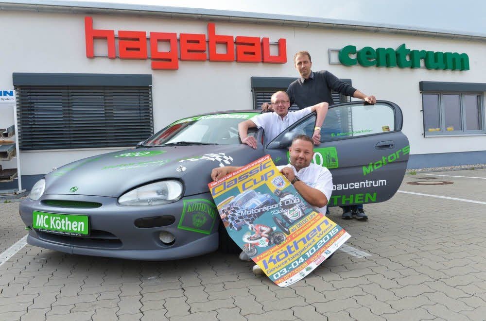 Christian Pätzold ( r.), Nils Koch und Dirk Hermann mit dem Mazda, der für den MC Köthen beim Classic-Cup mitfährt.