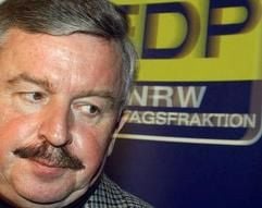 Der ehemalige FDP-Spitzenpolitiker Jürgen W. Möllemann ist bei einem Fallschirmabsprung ums Leben gekommen. (Archivfoto: dpa)