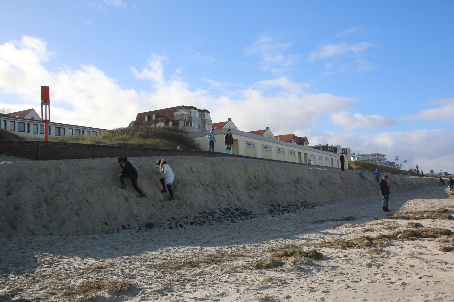 Durch das Sturmtief «Herwart» wurde ein Teil der unteren Promenade, über die man direkt an den Strand gehen konnte, ins Meer gespült.
