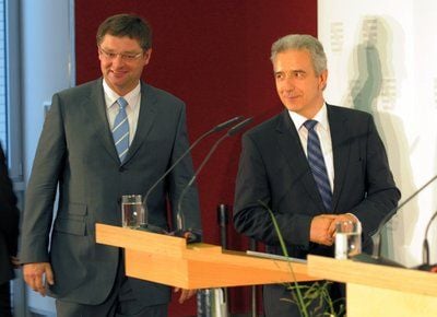 Ministerpräsident Stanislaw Tillich (CDU, r.) und FDP-Chef Holger Zastrow auf einer Pressekonferenz in Dresden (FOTO: DPA)