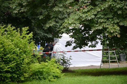 In Hannover sind zwei Mitarbeiter einer Reinigungsfirma am Freitagmorgen in einem Gebüsch auf eine Frauenleiche gestoßen. (FOTO: DPA)